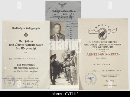 Rolf Jäger (1912 - 1984), vincitore di Knight's Cross, un set completo di riconoscimenti, identità e altri documenti, documentazione di lunga tradizione: Documento preliminare di possesso della Croce di Cavaliere della Croce di ferro con data di aggiudicazione 15 maggio 1940, datato(tr)'sede centrale, Alto comando della Luftwaffe, 25 giugno 1940' con firma a inchiostro del Generalleutnant Kastner-Kirdorf, capo dell'Ufficio del personale della Luftwaffe. DIN A4. Documento di riconoscimento per la Croce di ferro 1 ° Classe storica, storica, persone, anni trenta, 20 ° secolo, Air Force, ramo di servizio, filiali di servizio,, ulteriori-diritti-clearences-non disponibile Foto Stock