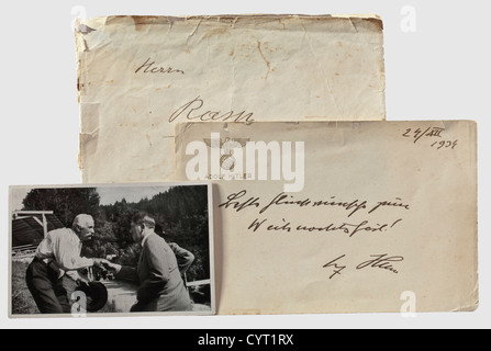 Adolf Hitler, una carta di Natale per contadino Rasp, 1934 carta formato paesaggio con un'aquila nazionale in oro rialzato sopra 'Adolf Hitler' così come le linee manoscritte di Hitler in inchiostro 'Beste Glückwünsche zum Weihnachtsfest! Adolf Hitler con data '24/XII 1934'.included è gravemente danneggiato busta con indirizzo inchiostrato 'Herrn Rasp'.includered è una foto di collezione che mostra Adolf Hitler saluto Farmer Rasp.Rasp era uno dei contadini e proprietari terrieri di Obersalzberg con cui Hitler ha promosso relazioni molto amichevoli fino al suo massiccio acquisto di terra attraverso Martin Borma, diritti aggiuntivi-clearences-non disponibile Foto Stock