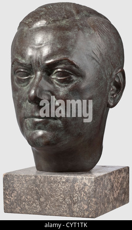 Ferdinand Liebermann (1883 - 1941), un busto ritratto di Alfred Rosenberg Bronze con patina marrone scuro/verde. Rappresentazione dettagliata, la nuca firmata 'Ferd. Liebermann', la plinto timbrata 'Guss Brandstetter München'. Altezza 43 cm. Su una base in marmo. Inclusa una stampa fotografica di Rosenberg seduta per questo busto in Liebermannïs studio. Esposto alla Grande Mostra d'Arte tedesca di Monaco nel 1939, n. 679 con illustrazione a pag. 57 del catalogo della mostra. Cfr Die Kunst Im Dritten Reich, Agosto 1939, Pag. 262. Ferdinando Liebermann completò la sua formazione a Monaco, Foto Stock