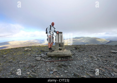 Walker, Ordinance Survey punto Trig, summit ridge di Skiddaw cadde, Keswick, Parco Nazionale del Distretto dei Laghi, Cumbria, England, Regno Unito Foto Stock