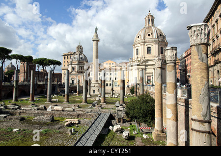Colonna di Traiano e la Chiesa del Santissimo Nome di Maria al Foro Traiano - Roma, Italia Foto Stock