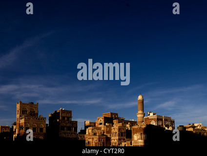 Fantastica luce e il cielo sopra la tradizionalmente edifici scolpiti di Sanaa, Yemen Foto Stock