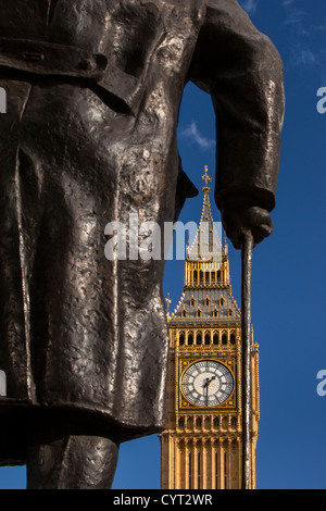 Statua in bronzo di Winston Churchill con torre del Big Ben al di là di, Westminster, London REGNO UNITO Foto Stock