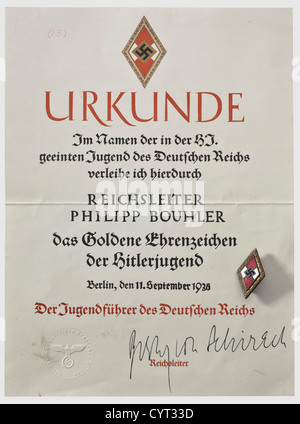 Reichsleiter Philipp Bouhler(1899 - 1945), un HJ dorato distintivo d'onore con certificato di riconoscimento il distintivo di metallo non ferroso, placcato oro e smaltato, circondato da una corona di foglie di quercia.il retro con il produttore 'dsch.& Sohn München' e il numero '168' su un pin verticale.indossato con leggera patina, senza danni smalto.altezza 3.5 cm.Grande certificato, rilasciato per 'Philipp Reichiter Bouhler', premiato il 11 settembre 1938 con la firma originale di Baldur von Schirach. Nel bordo inferiore sinistro il sigillo cieco in rilievo con emblema nazionale di aquila e l'iscrizione 'le giovani, diritti aggiuntivi-clearences-non disponibile Foto Stock