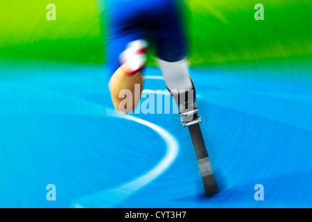Atleta con protesi di carbonio su pista Foto Stock