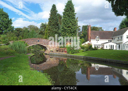 Riflessioni sul personale e Worcester Canal vicino Kinver, Staffordshire, England Regno Unito Foto Stock