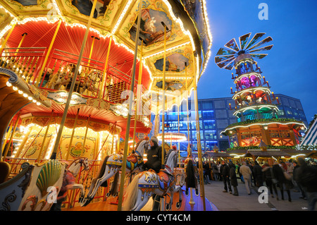 Mercatino di Natale con le giostre e la piramide di Natale da Monti Metalliferi, Monti Metalliferi, Alexanderplatz Berlino Foto Stock