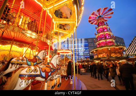 Mercatino di Natale con le giostre e la piramide di Natale da Monti Metalliferi, Monti Metalliferi, Alexanderplatz Berlino Foto Stock