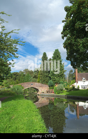 Riflessioni sul personale e Worcester Canal vicino Kinver, Staffordshire, England Regno Unito Foto Stock