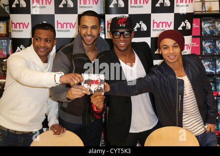 Venerdì 9 novembre 2012 Dunlop Fort Shopping Park,Birmingham. JLS registrare la firma a HMV. Da sinistra a destra J B Gill,Marvin Humes,Oritse Williams,Aston Merrygold Foto Stock