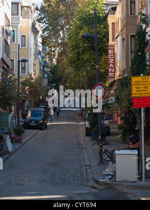 Scena di strada nei pressi di Sultan Ahmed moschea di Istanbul in Turchia, una zona con molti tradizionali case e strade strette con piccole sho Foto Stock