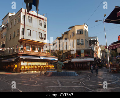 Strade e piazza con prevalentemente ristoranti di pesce di Kumkapi Istanbul Turchia, prima dell'orario di apertura Foto Stock