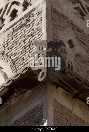 Dettaglio di un angolo della tradizionalmente baldacchino scolpiti sulla parte anteriore di una casa, Sanaa, Yemen Foto Stock