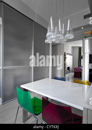Sedie e tavolo in una moderna cucina Foto Stock