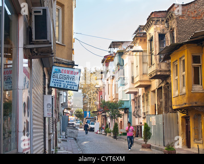 Scena di strada nei pressi di Sultan Ahmed moschea di Istanbul in Turchia, una zona con molti tradizionali case e strade strette Foto Stock