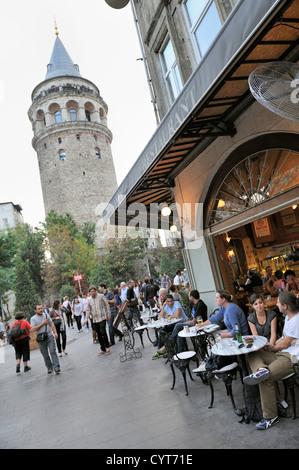 Cafe presso la Torre di Galata a Istanbul, Turchia Foto Stock