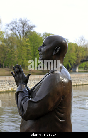 Statua di Sri Chinmoy in Museo Kampa-Sovovy mlyny, Mala Strana, Praga, Repubblica Ceca. Foto Stock