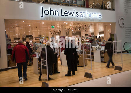 Ipswich, Inghilterra 9 novembre 2012 John Lewis a casa e Waitrose store ha aperto ieri formante il primo store del Regno Unito per combinare entrambe le aziende condividono stanza sul retro funzioni. Il nuovo sviluppo ha creato 375 posti di lavoro Ð 250 in Waitrose e 125 in John Lewis a casa. Attualmente il personale (o partner) sono dedicati a uno store o gli altri ma che in futuro essi possono lavorare tra i due. Foto Stock