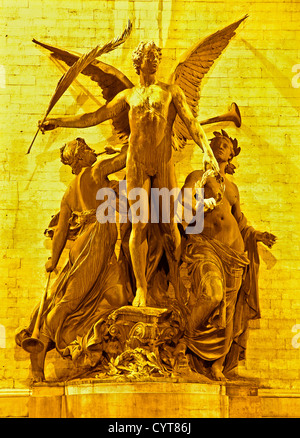 Bruxelles - statua da un arco trionfale nel Parc du Cinquantenaire di notte Foto Stock