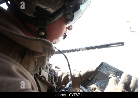 Stati Uniti Marine Corps Cpl. Jeffery L. Allen, capo equipaggio con Marine Attacco leggero elicottero Squadron (HMLA) 469, Marine Aircraft Group 39, terzo aeromobile Marina Wing (avanti), fornisce aria vicino supportano oltre provincia di Helmand, Afghanistan, nov. 8, 2012. Allen p Foto Stock