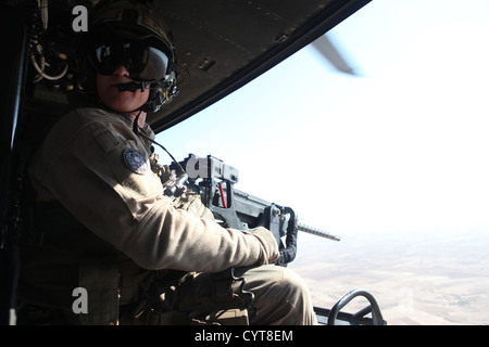 Stati Uniti Marine Corps Cpl. Jeffery L. Allen, capo equipaggio con Marine Attacco leggero elicottero Squadron (HMLA) 469, Marine Aircraft Group 39, terzo aeromobile Marina Wing (avanti), fornisce aria vicino supportano oltre provincia di Helmand, Afghanistan, nov. 8, 2012. Allen p Foto Stock