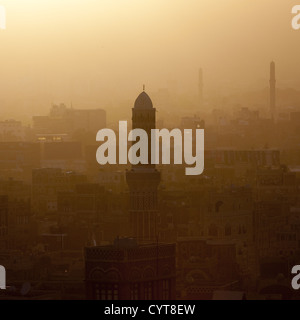 Il minareto di una moschea al tramonto, Sanaa, Yemen Foto Stock