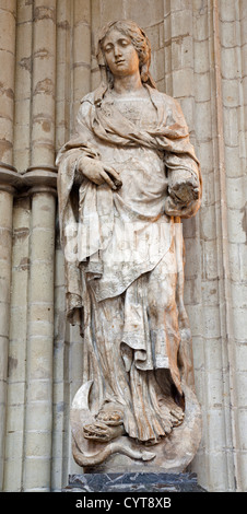 Bruxelles - 22 giugno: la statua della Vergine Maria dalla cattedrale gotica di Saint Michael il 22 giugno 2012 a Bruxelles. Foto Stock