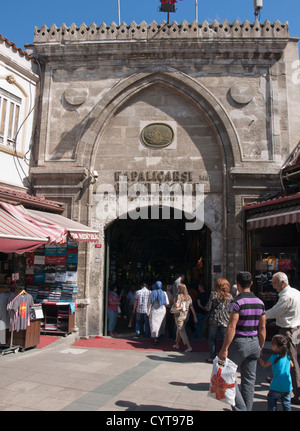 Kapalicarsi, Grand Bazaar o mercato coperto in Istanbul Turkeycaters per ogni turista gusto cancello di ingresso Foto Stock