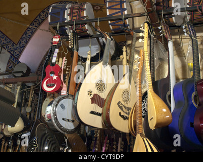 Kapalicarsi , Grand Bazaar o mercato coperto in Istanbul Turkeycaters per ogni turista del gusto, strumenti musicali, oud chitarra Foto Stock