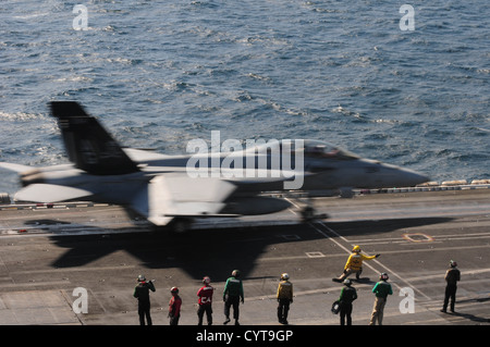 Un F/A-18F Super Hornet assegnato al Jolly Rogers di Strike Fighter Squadron (VFA) 103 lancia dal ponte di volo di Nimitz-class portaerei USS Dwight D. Eisenhower CVN (69). Dwight D. Eisenhower è distribuito negli Stati Uniti Quinta Flotta area di resp Foto Stock