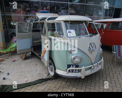 Il camper Volkswagen Samba de Luxe, un veicolo classico degli anni '1960, è noto per il suo design iconico e la sua versatilità. Come camper, offre una combinazione unica di praticità e comfort, rendendolo popolare per viaggi in auto e avventure all'aria aperta. Foto Stock
