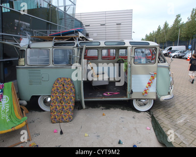 Il camper Volkswagen Samba de Luxe è un modello vintage rinomato per il suo design unico e la sua versatilità. Uno dei preferiti dagli appassionati di viaggi su strada, questo furgone degli anni '1960 è diventato un'icona dell'avventura all'aria aperta e del movimento culturale. Foto Stock