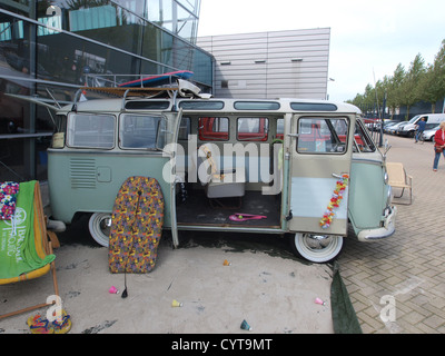 Il camper Volkswagen Samba de Luxe è un veicolo classico degli anni '1960, riconosciuto per il suo stile distintivo e la sua versatilità come camper. Fa parte dell'iconica gamma Volkswagen Type 2, spesso associata a viaggi su strada, avventure all'aria aperta e cultura dei veicoli d'epoca. Foto Stock