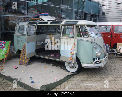 Il camper Volkswagen Samba de Luxe è un classico veicolo anni '1960 noto per il suo design distintivo e la sua versatilità. Rimane un'icona del movimento hippie e dei viaggi su strada in tutta Europa e oltre. Foto Stock