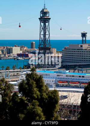 Funivia e torre presso il porto di Barcellona Catalonia Spagna visto dalla collina di Montjuic che domina il centro della città Foto Stock