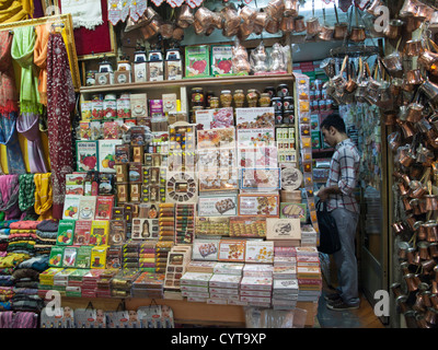 Kapalicarsi, Grand Bazaar o mercato coperto in Istanbul Turchia approvvigiona ad ogni gusto turistico, dolci tea coffee pots Foto Stock