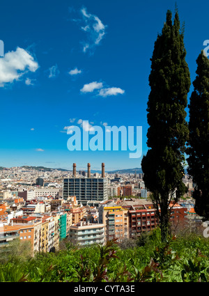 Vista sul centro di Barcellona Catalonia Spagna da Montjuic una collina che si affaccia sulla città Foto Stock