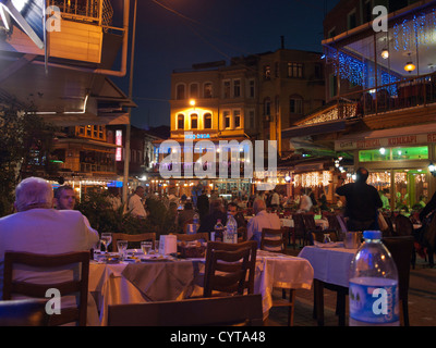 Strade e piazza con prevalentemente ristoranti di pesce di Kumkapi Istanbul Turchia, sera folla Foto Stock