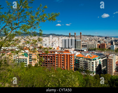 Vista sul centro di Barcellona Catalonia Spagna da Montjuic una collina che si affaccia sulla città Foto Stock