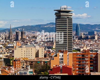 Vista sul centro di Barcellona Catalonia Spagna da Montjuic una collina che si affaccia sulla città Foto Stock