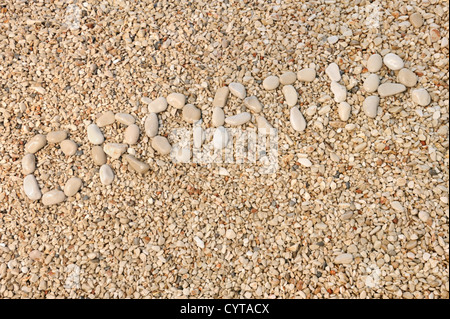 Croazia parola fatta di ciottoli, immagine autentica di Hvar's Beach Foto Stock