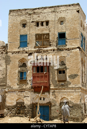 Vecchia casa a due piani con Red Mashrabiya, moka, Yemen Foto Stock