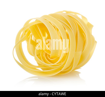 Tagliatelle di pasta isolato su uno sfondo bianco Foto Stock