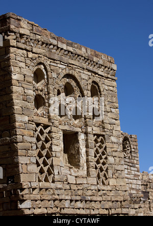 Parte anteriore di un vecchio mattone tradizionale casa, thuja, Yemen Foto Stock