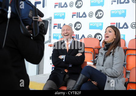 Prendere come un presentatore della ventola Bianca Westwood inteviewing Blackpool manager Ian Holloway Foto Stock