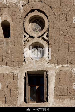 Piccolo giro vetrate sul lato anteriore di una casa tipica, Sanaa, Yemen Foto Stock