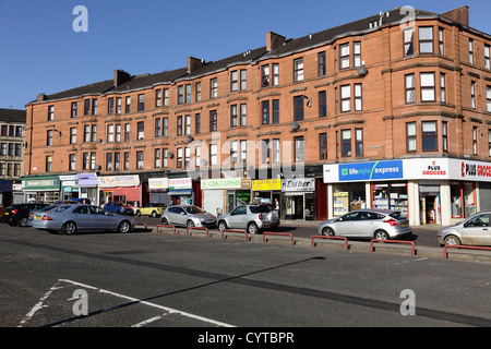 Tenement case e negozi sulla strada Langlands in Govan, Scotland, Regno Unito Foto Stock