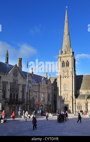 La gente a piedi attraverso Durham City market place North East England Regno Unito Foto Stock