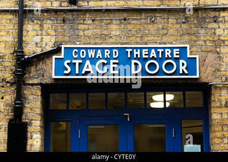 Segno sopra la fase Porta del Noel Coward Theatre nel West End di Londra. Foto Stock