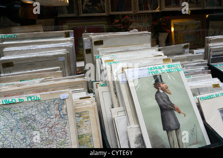 Stampe antiche e mappe per la vendita al di fuori di un negozio in Cecil Court, Londra centrale. Foto Stock